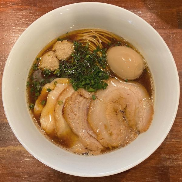 「特製醤油 芳醇醤油鶏そば ¥1,360 半熟味付け煮玉子 ¥13」@麺や 而今 大東本店の写真