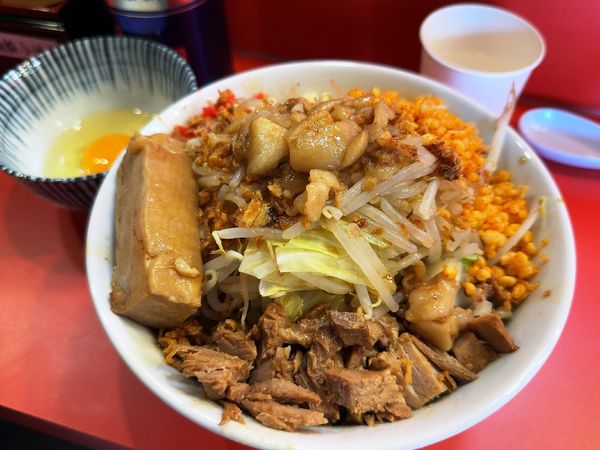 「まぜそば＋ほぐし豚・生卵」@まぜそばマゼロー 船橋店の写真