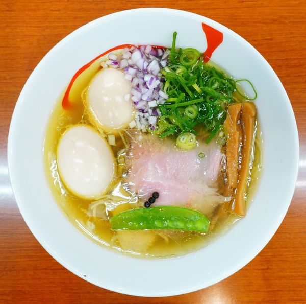 「燻製味玉 塩ラーメン＋味玉」@麺や 魁星 京急川崎店の写真