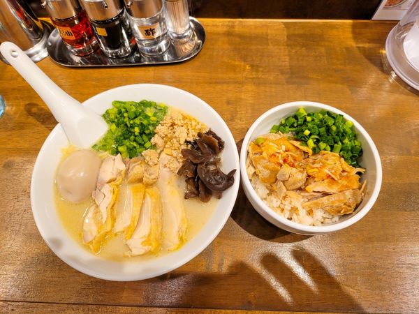 「全部乗せ鳥白湯麺」@鶏白湯ラーメン 鳥ぶしの写真