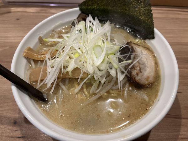 「鶏豚塩らーめん（大盛り）」@らーめん 極 錦町店の写真