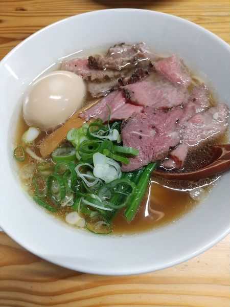 「牛骨あっさりラーメン(しょうゆ)(トッピング:味玉)」@麺榮 王様のラーメンの写真
