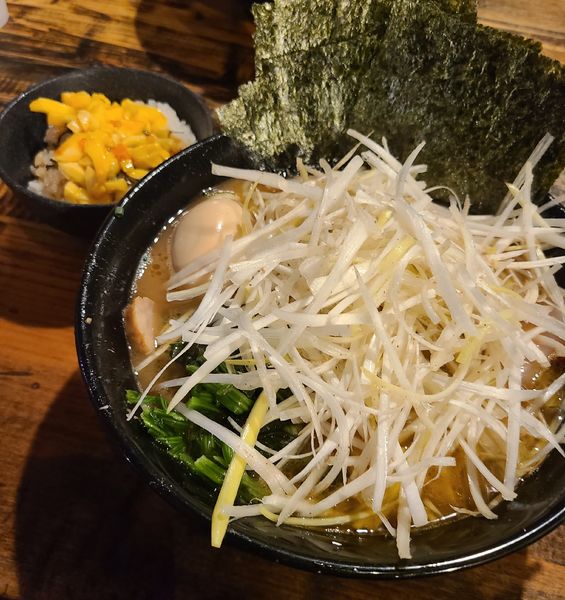 「ネギラーメン+チャーシュー増し+のり+味玉+半玉子まぶし」@家系ラーメン クックらの写真