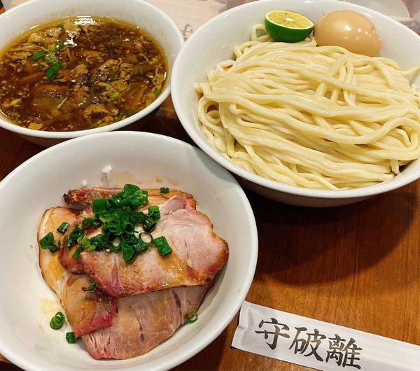 「【守破離】つけもり(並)＋煮卵＋すだち＋備長炭焼豚飯」@凛 永福町店の写真