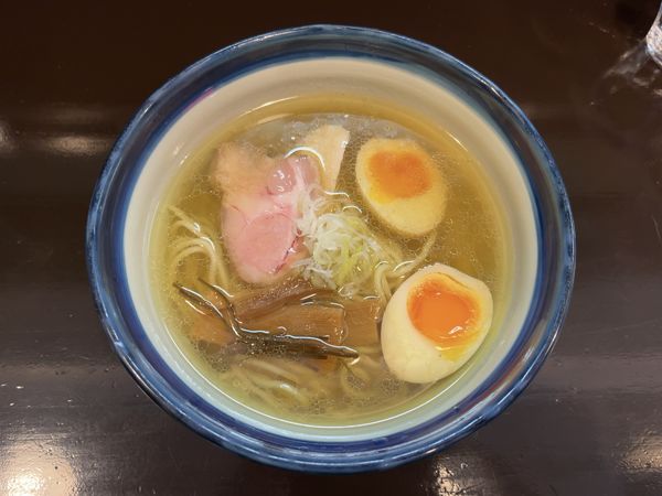 「しおらーめん（中）＋味玉」@らーめん奏の写真