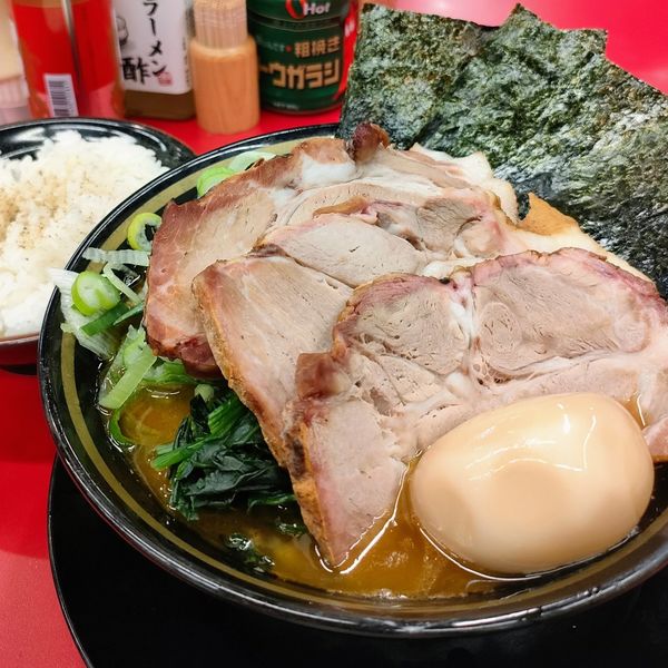 「ラーメン､限定肩ロース､味玉､薬味ネギ､ライス」@IEKEI_TOKYO 王道家直系の写真
