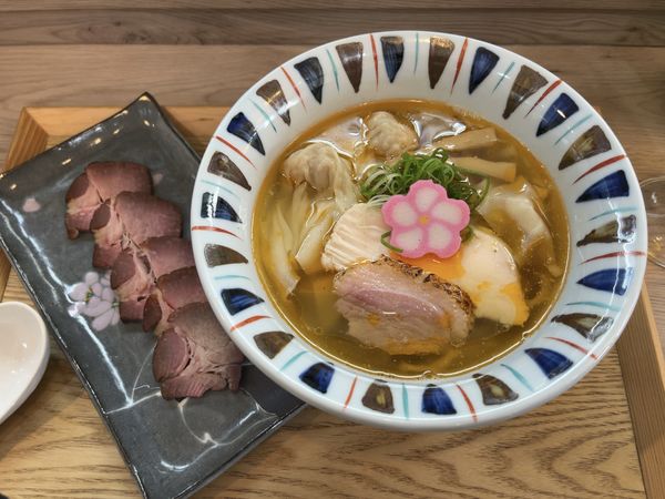 「淡麗わんたんえびそば（汐）＋吊るし焼豚」@えびそば 緋彩の写真