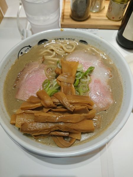 「瓶ビール＋濃口煮干そば＋煮干出汁メンマ」@中華そば ひらこ屋 東京ラーメンストリート店の写真