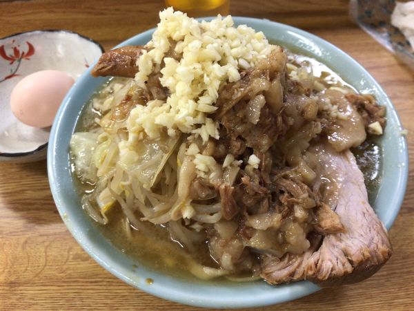 「ラーメン(ニンニク、ちょいヤサイ、アブラ)+生玉子 1030円」@ラーメン そらの写真