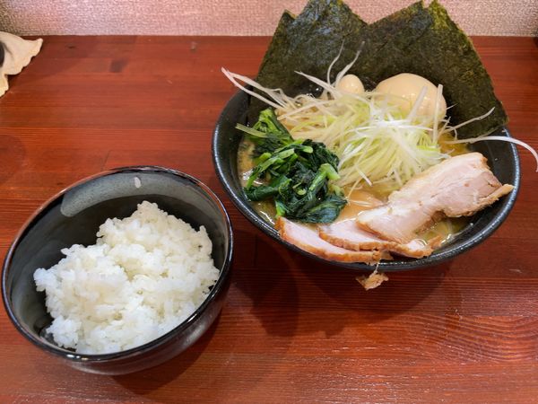 「天王らーめん(950円)+半ライス(50円)」@横浜家系らーめん 天王家 寒川総本店の写真