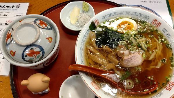 「本マグロ丼ハーフ＋らーめん(生姜香る自家製醤油らーめん)」@マグロ食堂 いさまる屋の写真