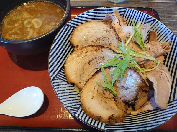 「肉の日限定チャーシューつけ麺(1000円、麺少なめ)」@優勝軒 麺や十兵衛 所沢店の写真