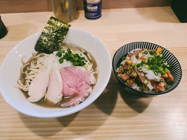 「中華蕎麦とレアチャーシュー丼」@中華蕎麦 ジンベエの写真