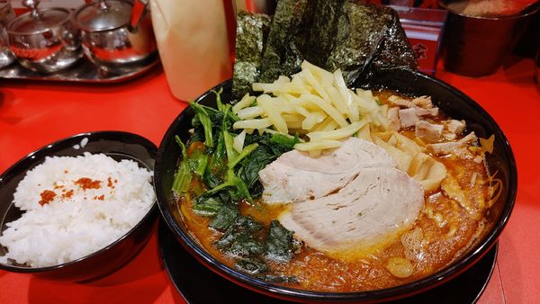 「旨辛ラーメン大・ほうれん草・メンマ(硬め多め濃いめ)」@横浜家系ラーメン 志田家 蒲田店の写真