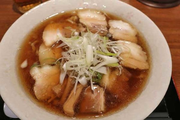 「肉中華そば醤油　1,050円」@麺とおばんざいとお酒のお店 佳什の写真