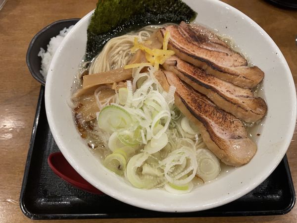 「塩ラーメン・・・と？」@らぅ麺 ガラ喰楽学校 大宮店の写真