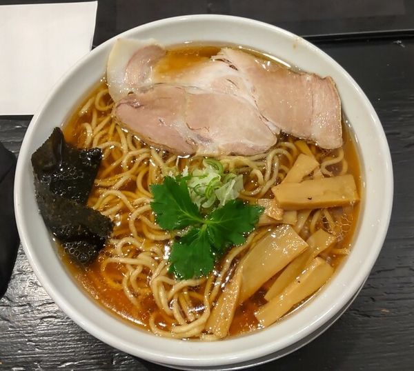 「醤油らーめん700円 ・大盛り無料」@めん僮楽の写真