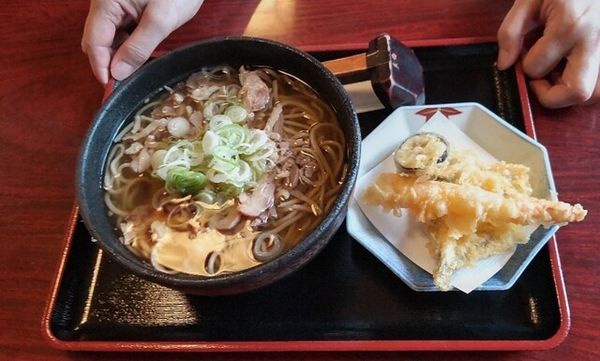「あつい肉そばと天ぷらおすすめセット1250円」@山形一寸亭の写真