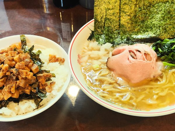「豚骨醤油ラーメン（並盛）＋コロチャーご飯」@こいけのいえけいの写真