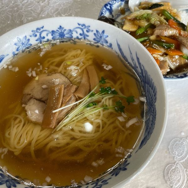 「ランチ2 ラーメン&半中華丼」@龍鳳の写真