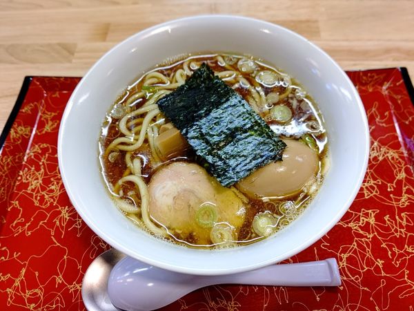 「味玉醤油らぁめん(並盛・200g)990円」@自家製麺 つむぎの写真