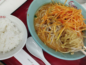 「ねぎ味噌ラーメン(920)＋無料半ライス」@くるまやラーメン 横浜泉区店の写真