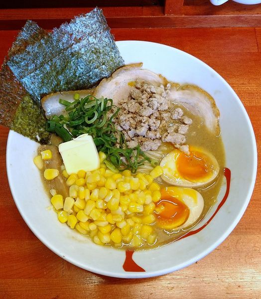 「(裏) 味噌バターコーン全部のせ 990円」@らーめん・油そば 笑びすの写真