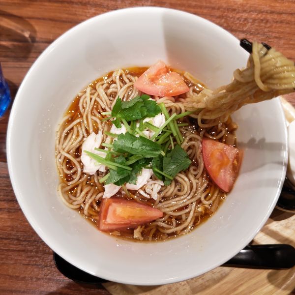 「蒸し鶏ときのこのサンラー麺（870円）」@粥餐庁 KITTE博多店の写真