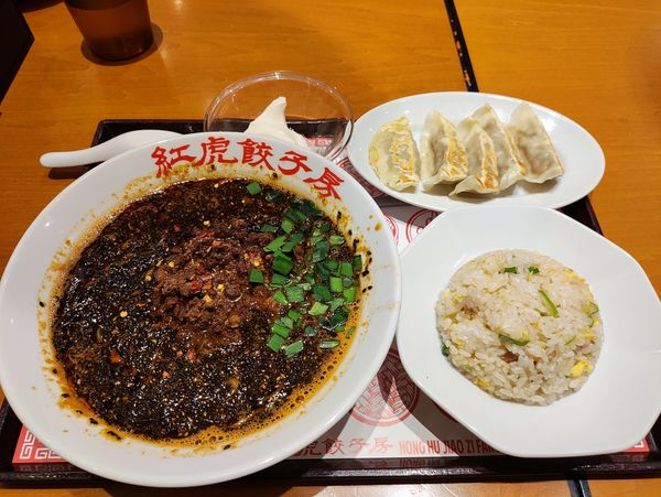 「黒胡麻担々麺・半炒飯セット　やみつき餃子５個」@紅虎餃子房 イオンモール上尾店の写真