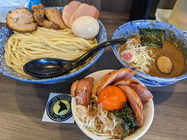 「【限定】原点回帰周年つけ麺大＋添え特製＋合鴨燻製宝玉丼」@狼煙 〜NOROSHI〜の写真