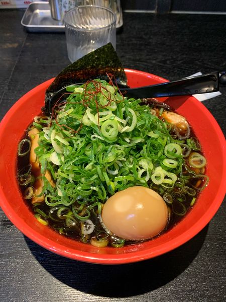 「九条ねぎ味玉ブラック」@麺家いろは 京都駅ビル店の写真