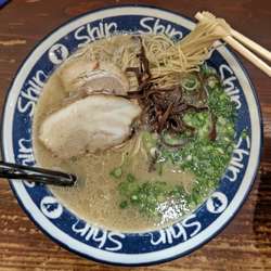 博多ShinShinらーめん(760円)