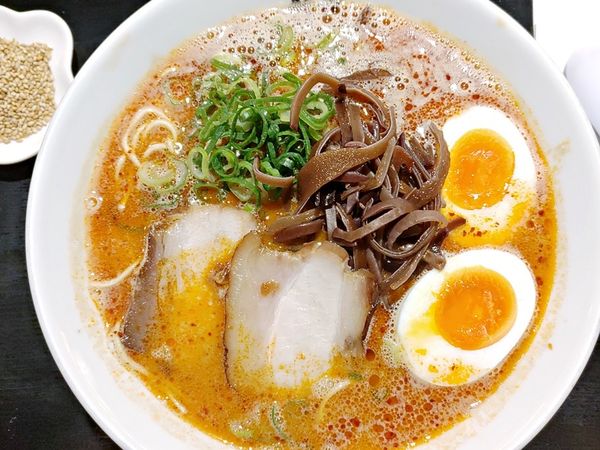 「うま辛豚骨+半熟玉子」@博多 新風 日比谷ラーメンアベニュー店の写真