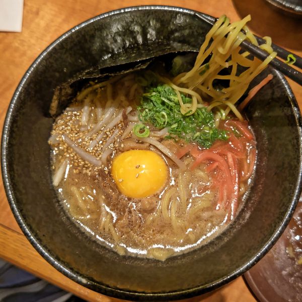 「農場流!!黒豚とんこつラーメン（933円）」@山内農場 博多駅前通り店の写真
