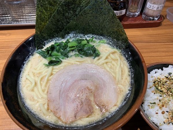 「ラーメン醤油 並＋サービスライス」@横浜家系ラーメン 壱角家 流山店の写真