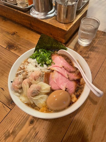 「背脂醤油特製+ワンタン」@井田商店の写真