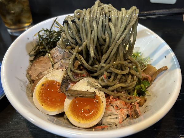 「【期間限定】まぜそばBLACK850円＋味玉 他いろいろ」@麺や 笑 ～Sho～の写真