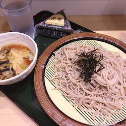 鴨つけそば580円、おにぎり110円