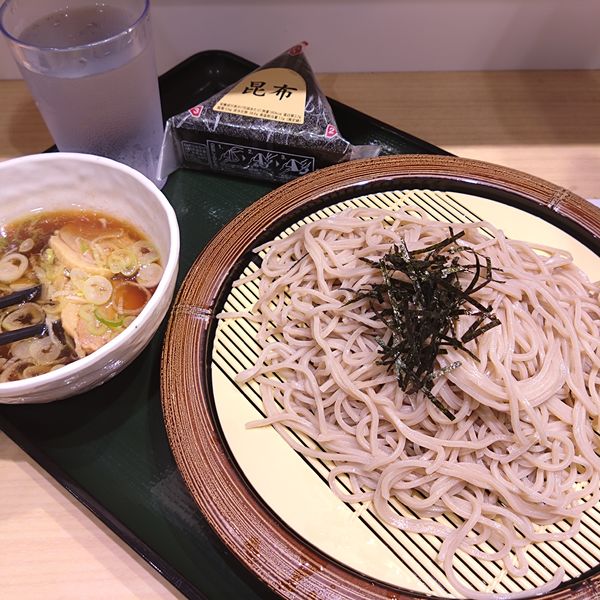 「鴨つけそば580円、おにぎり110円」@名代 箱根そば 下北沢店の写真