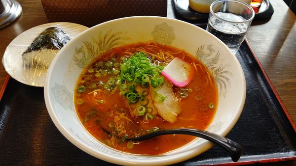 「ピリ辛ラーメン７００円&おにぎり１００円」@やまいし 八本松店の写真