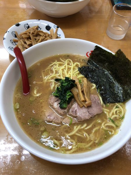 「ラーメン(大盛り)」@横浜ラーメン あばん 上尾西口駅前店の写真