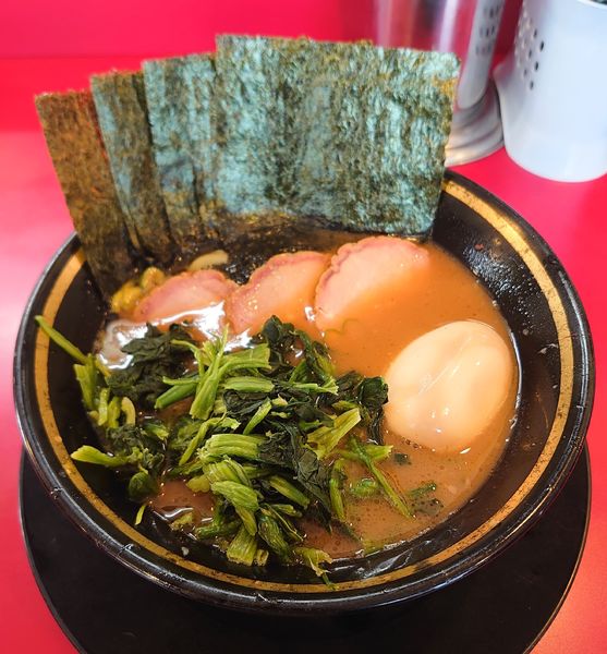 「チャーシューメン+味玉+ほうれん草(半麺、1100円)」@家系ラーメン 熊田家の写真