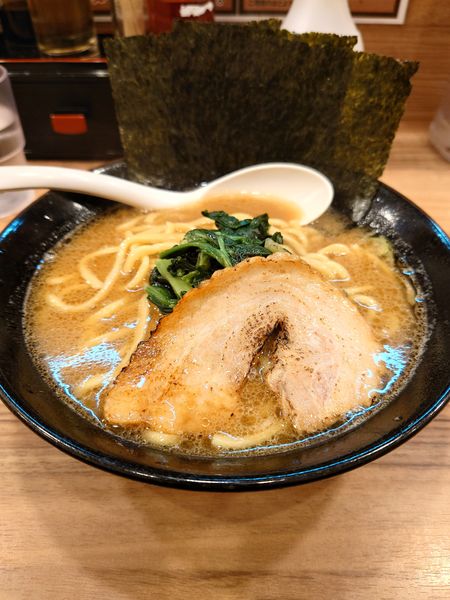 「豚骨ラーメン  硬め  濃いめ  多め」@横浜家系らーめん 春樹 青物横丁店の写真