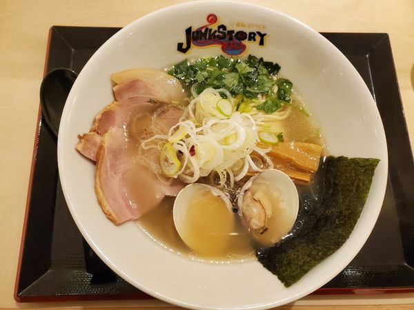 「地鶏とハマグリの潮そば」@らーめんSTYLE JUNK STORY 阪急三番街店の写真