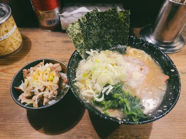 「白ラーメンとチャーシューまぶし飯」@家系ラーメン クックらの写真