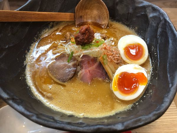 「冬季限定「辛味噌濃厚えびそば」+味玉+ローストポーク丼」@えびそば 緋彩の写真