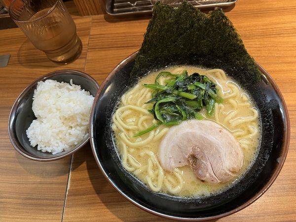 「ラーメン醤油並 ライス」@横浜家系ラーメン 壱角家 新宿東南口店の写真