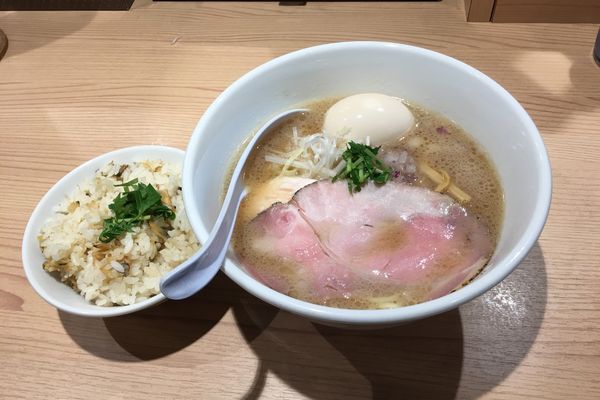 「味玉中華そば 醤油＜貝×豚＞＋あさりの混ぜご飯(小)」@貝出汁中華そば くらむの写真