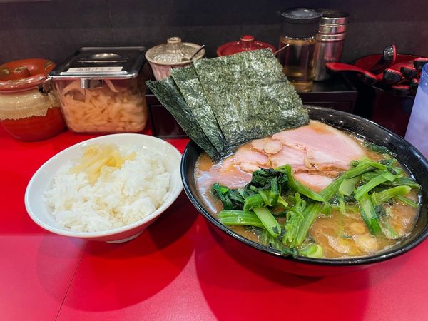 「チャーシュー麺+青菜+ライス　硬め　濃いめ」@杉田家 千葉駅前店の写真