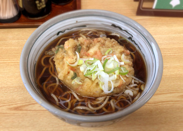 「かけそば(350円)+かき揚げ(110円)」@花丸そばの写真